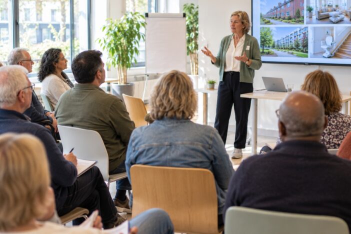 Bijeenkomst van ouderen over zelfstandig blijven wonen, inclusief powerpointpresentatie.