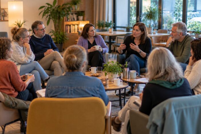Groep mensen in gesprek met elkaar over een serieus onderwerp.