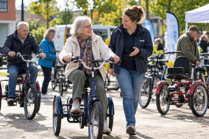 Ouderen maken gebruik van driewielfietsen.